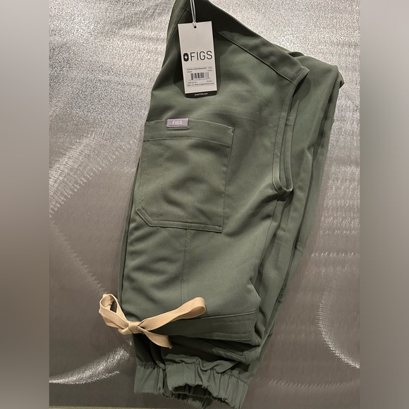 (NWT) Figs Rafaela Cargo Scrub Jumpsuit - Moss - XXS - Picture 3 of 4